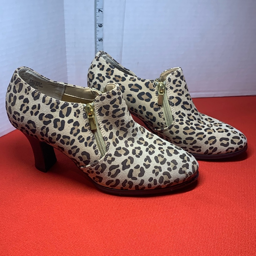 Women’s cheetah ankle boots chunky high heel size 9 W animal print